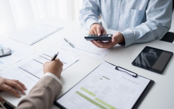 Shutterstock_remSL Fiscalité des professionnels libéraux : une réforme qui suscite des interrogations