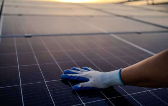 Shutterstock_TVAphotovoltaiques TVA et panneaux photovoltaïques : du nouveau ?