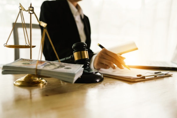 Shutterstock_remboursementavocat-1 BNC et remboursement d’honoraires : quelle fiscalité ?