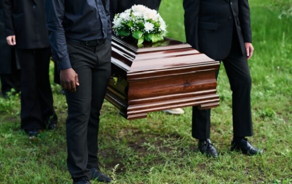 Shutterstock_limitedeductionobseques Successions : vers une revalorisation du forfait frais d’obsèques déductible ?