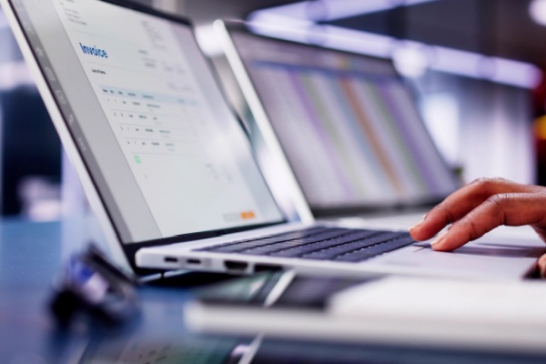 Shutterstock_FEdifficultestraitement Facturation électronique : des difficultés pour traiter une facture reçue ?