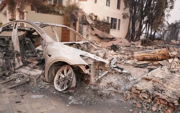 Palisades,Home,Survived,And,Car,Destroyed,In,The,Fire Incendies estivaux 2026 : des mesures fiscales de soutien pour les sinistrés
