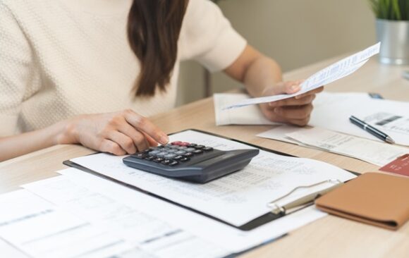 Deduction,Planning,,Debt,Asian,Young,Woman,Calculating,Money,Balance,Of Crédit d’impôt recherche : même pour les entreprises unipersonnelles ?