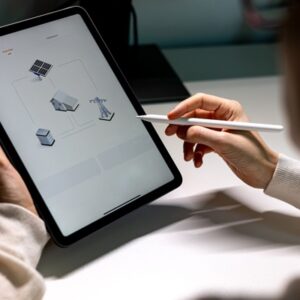 Women,With,Smart,Device,Monitor,Home,Electricity,Production,By,Photovoltaic Facturation électronique : quelle obligation pour les particuliers producteurs d’électricité ?