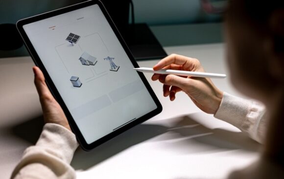 Women,With,Smart,Device,Monitor,Home,Electricity,Production,By,Photovoltaic Facturation électronique : quelle obligation pour les particuliers producteurs d’électricité ?