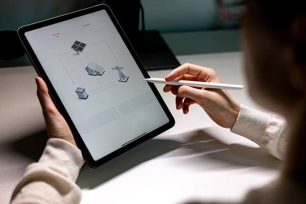 Women,With,Smart,Device,Monitor,Home,Electricity,Production,By,Photovoltaic Facturation électronique : quelle obligation pour les particuliers producteurs d’électricité ?