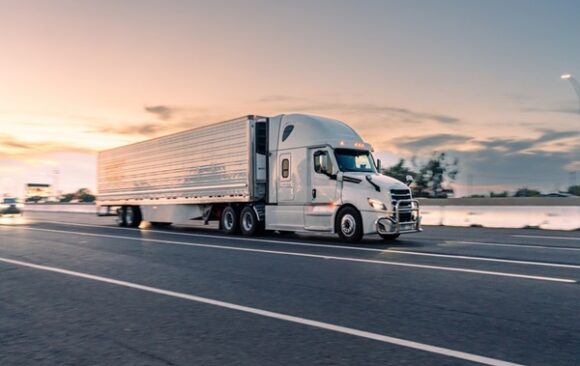 Truck,That,Haul,The,Shipping,Goods Écotaxe poids lourds : le cadre se précise