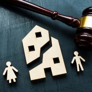 Property,Division,Concept.,Divided,House,During,Family,Divorce. Indemnité d’occupation entre ex-époux : quelle fiscalité ?