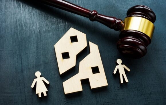 Property,Division,Concept.,Divided,House,During,Family,Divorce. Indemnité d’occupation entre ex-époux : quelle fiscalité ?