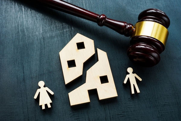Property,Division,Concept.,Divided,House,During,Family,Divorce. Indemnité d’occupation entre ex-époux : quelle fiscalité ?