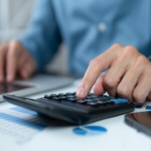 Businessman,Hands,Using,A,Calculator,To,Check,Company,Finances,And Entreprise individuelle et impôt sur les sociétés : la restructuration se précise
