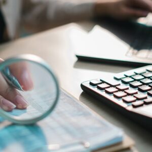 Financial,Documents,With,Calculator,,Pen,And,Magnifying,Glass,On,Desk, Passer de l’impôt sur le revenu à l’impôt sur les sociétés : mode d’emploi