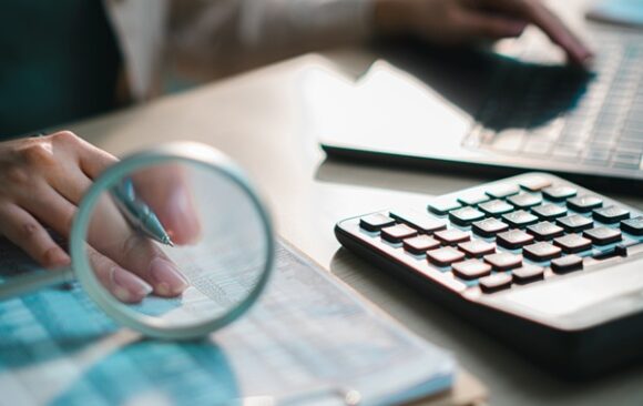 Financial,Documents,With,Calculator,,Pen,And,Magnifying,Glass,On,Desk, Passer de l’impôt sur le revenu à l’impôt sur les sociétés : mode d’emploi