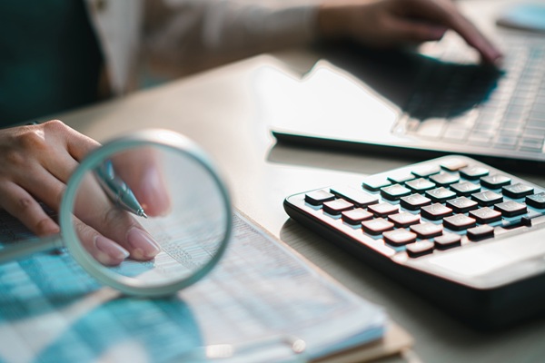 Financial,Documents,With,Calculator,,Pen,And,Magnifying,Glass,On,Desk, Passer de l’impôt sur le revenu à l’impôt sur les sociétés : mode d’emploi