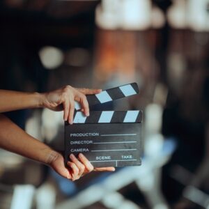 Director,Holding,A,Film,Slate,In,A,Gym,Movie,Set. Production cinématographique étrangère : le crédit d’impôt joue les prolongations