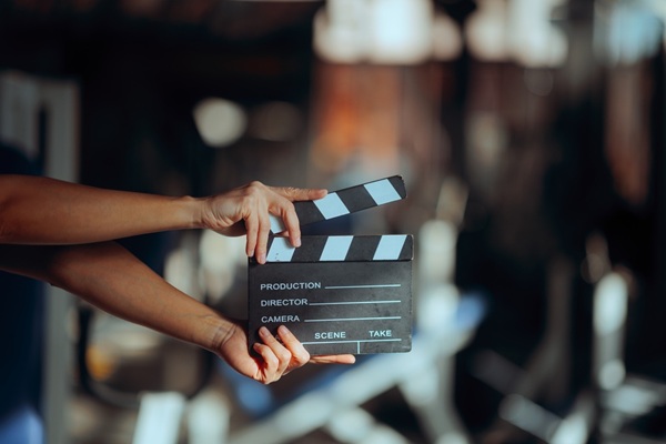 Director,Holding,A,Film,Slate,In,A,Gym,Movie,Set. Production cinématographique étrangère : le crédit d’impôt joue les prolongations