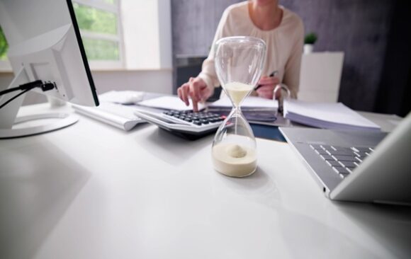 Late,Invoice,And,Billing,Deadline,With,Hourglass,At,Desk Réclamations fiscales : un délai supplémentaire pour les retenues à la source