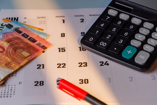 Accounting,Deadline,Concept,With,Euro,Money,And,A,Marked,Calendar. TVA et CIBS : rendez-vous en 2027 !