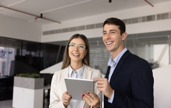 Hispanic,Business,Teammates,Collaborating,On,Joint,Task,Using,Digital,Tablet, Conjoint collaborateur : un changement de statut à anticiper