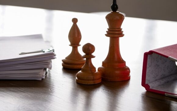 Hierarchy,And,Succession,Planning.,Chess,Pieces,On,The,Office,Table. Succession : renoncer pour éviter la taxe foncière ?