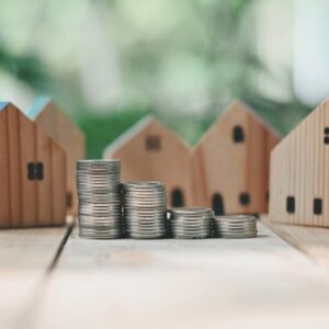 Close,Up,Stack,Of,Coin,And,Toy,Wooden,House,On Taxe d’habitation des couples : à chacun sa résidence principale ?