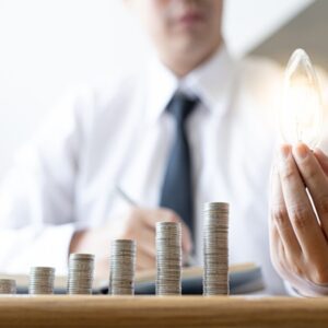 Young,Businessman,Holding,A,Light,Bulb,And,Coins,Or,Money TVA sur les cadeaux : tout est question de contrepartie