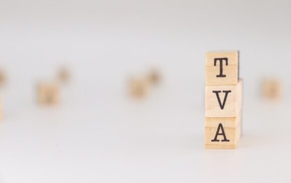 Tva,Acronym.,Concept,Of,Value,Added,Tax,Written,On,Wooden Biens d’occasion et TVA sur la marge : et s’ils n’ont jamais été utilisés ?