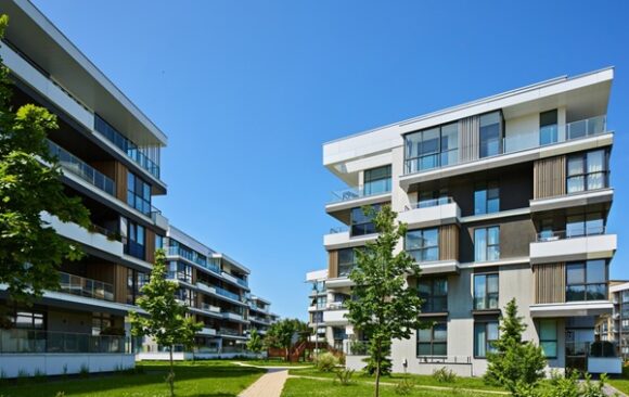 New,Modern,Block,Of,Flats,In,Green,Area.,Residential,Apartment HLM : une cession possible aux bénéficiaires du dispositif Jeanbrun
