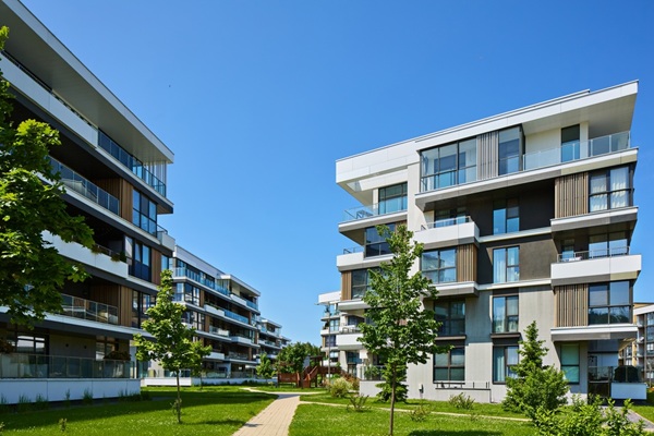 New,Modern,Block,Of,Flats,In,Green,Area.,Residential,Apartment HLM : une cession possible aux bénéficiaires du dispositif Jeanbrun