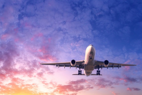 Commercial,Passenger,Airplane,Taking,Off.,Aircraft,Flying,Up,Into,Dramatic Exonération de TVA : la liste des compagnies aériennes dispensées d’attestation est publiée