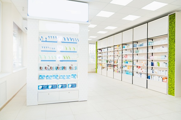 Empty,Spacious,Modern,New,White,Drugstore,Pharmacy,Chemist`s,Store,With Provision pour dépréciation du fonds de commerce : encore faut-il justifier sa perte de valeur