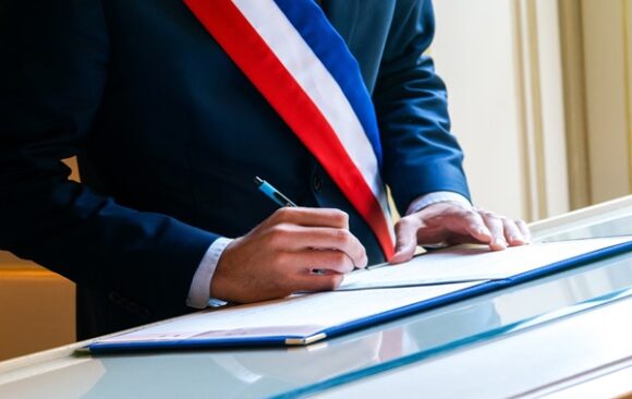 Official,Signing,Of,A,Marriage,Certificate,By,A,French,Mayor Élus locaux : des trimestres de retraite supplémentaires
