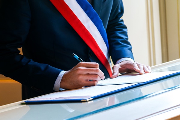 Official,Signing,Of,A,Marriage,Certificate,By,A,French,Mayor Élus locaux : des trimestres de retraite supplémentaires
