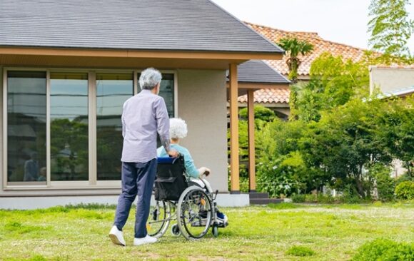 Senior,Couple,In,Wheelchairs,Walking,In,Front,Of,Their,House Entrée en Ehpad : vendre son logement sans payer d’impôt ?