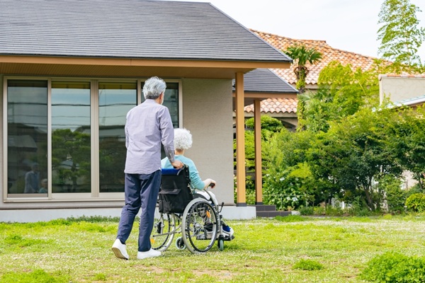 Senior,Couple,In,Wheelchairs,Walking,In,Front,Of,Their,House Entrée en Ehpad : vendre son logement sans payer d’impôt ?