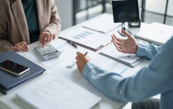 Business,Man,Auditor,Or,Internal,Revenue,Service,Staff,Checking,Annual EURL : une option pour l’impôt sur les sociétés malgré un formalisme imparfait ?