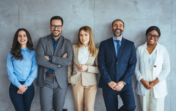 Studio,Portrait,Of,A,Group,Of,Businesspeople,Posing,Against,A Costumes, cravates et tailleurs : des dépenses vestimentaires fiscalement déductibles ?