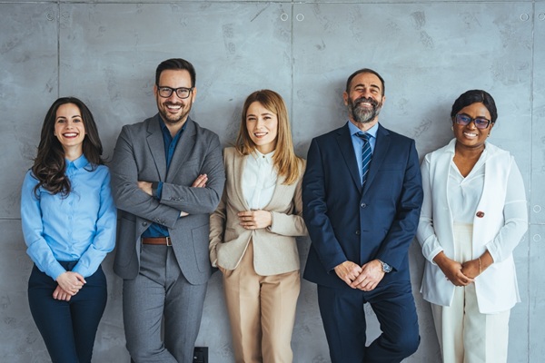 Studio,Portrait,Of,A,Group,Of,Businesspeople,Posing,Against,A Costumes, cravates et tailleurs : des dépenses vestimentaires fiscalement déductibles ?